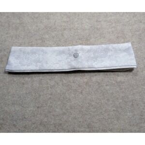 Lululemon Fly Away Tamer Headband Grey White Lace Floral Luxtreme Non-Slip OS